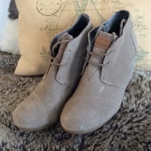 TOMS SUEDE WEDGES